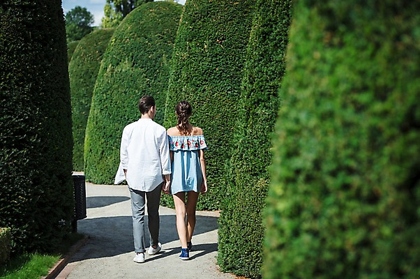 포토 JPG 주간 전신 서양인 나무 커플 공원 여자 남자 데이트 사랑 사람 20대 성인 야외 두명 뒷모습 걷기 손잡기 다정 산책 프라하 성인만 국내포토 자연요소 외국인 식물 공공시설 감정 뷰포인트 컨셉 관계 모션 휴식 청년 체코 파일형식