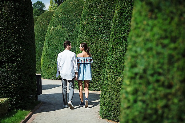 포토 JPG 주간 전신 서양인 나무 커플 공원 여자 남자 데이트 사랑 사람 20대 성인 야외 두명 뒷모습 마주보기 걷기 손잡기 다정 산책 프라하 성인만 국내포토 자연요소 외국인 식물 공공시설 감정 뷰포인트 컨셉 관계 모션 휴식 청년 체코 파일형식