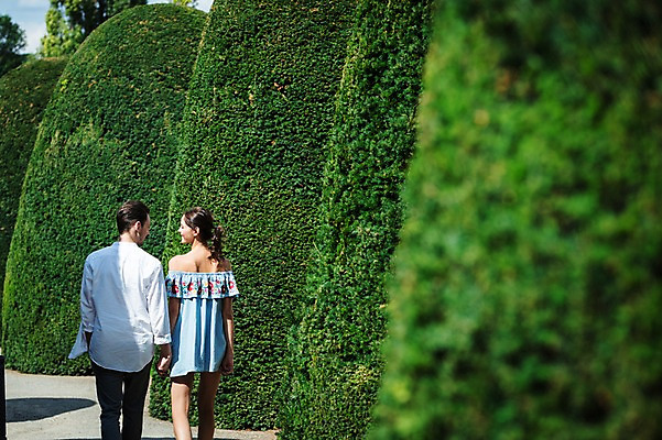 포토 JPG 주간 전신 서양인 나무 커플 공원 여자 남자 데이트 사랑 사람 20대 성인 야외 두명 뒷모습 마주보기 걷기 손잡기 다정 산책 프라하 성인만 국내포토 자연요소 외국인 식물 공공시설 감정 뷰포인트 컨셉 관계 모션 휴식 청년 체코 파일형식