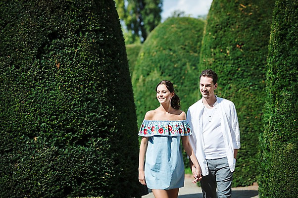 포토 JPG 주간 서양인 나무 커플 응시 공원 여자 남자 데이트 사랑 미소 사람 상반신 20대 성인 야외 두명 앞모습 걷기 손잡기 다정 산책 프라하 성인만 국내포토 자연요소 외국인 식물 시선 공공시설 감정 뷰포인트 컨셉 관계 모션 휴식 표정 청년 체코 파일형식