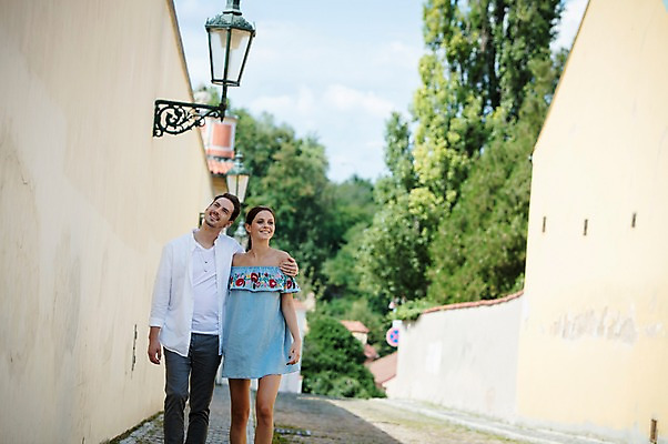 포토 JPG 주간 서양인 나무 커플 여자 남자 가로등 주택 사랑 미소 사람 상반신 20대 성인 야외 두명 앞모습 담장 걷기 다정 산책 골목길 프라하 성인만 어깨에손 국내포토 자연요소 외국인 식물 공공시설 감정 길 뷰포인트 컨셉 관계 모션 휴식 표정 청년 건물 체코 파일형식