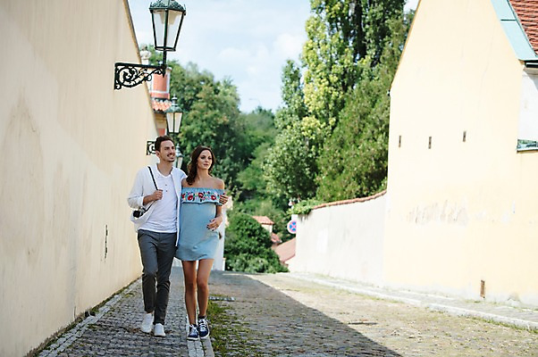 포토 JPG 주간 전신 서양인 나무 커플 여자 남자 가로등 주택 사랑 사람 20대 성인 야외 두명 앞모습 담장 걷기 카메라 다정 산책 골목길 프라하 성인만 어깨에손 국내포토 자연요소 외국인 식물 공공시설 감정 길 뷰포인트 컨셉 관계 모션 휴식 청년 건물 전자제품 체코 파일형식
