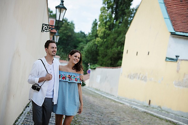 포토 JPG 주간 서양인 커플 응시 여자 남자 가로등 주택 사랑 미소 사람 상반신 20대 성인 야외 두명 앞모습 걷기 카메라 다정 골목길 프라하 성인만 어깨에손 국내포토 자연요소 외국인 시선 공공시설 감정 길 뷰포인트 컨셉 관계 모션 표정 청년 건물 전자제품 체코 파일형식