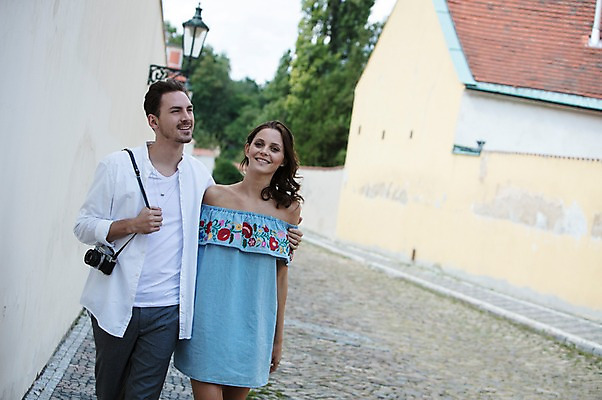 포토 JPG 주간 서양인 커플 응시 여자 남자 주택 사랑 미소 사람 상반신 20대 성인 야외 두명 앞모습 걷기 카메라 골목길 프라하 성인만 어깨에손 국내포토 자연요소 외국인 시선 감정 길 뷰포인트 관계 모션 표정 청년 건물 전자제품 체코 파일형식