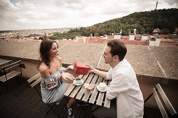 포토 JPG 주간 서양인 커플 여자 남자 커피 의자 탁자 선물 사랑 미소 사람 앉기 풍경 상반신 20대 성인 야외 두명 옆모습 놀람 카페 도시 조각케이크 커피잔 손내밀기 즐거움 주기 프라하 성인만 국내포토 자연요소 외국인 감정 음료 뷰포인트 가구 관계 모션 잔 표정 손짓 청년 케이크 상점 체코 파일형식