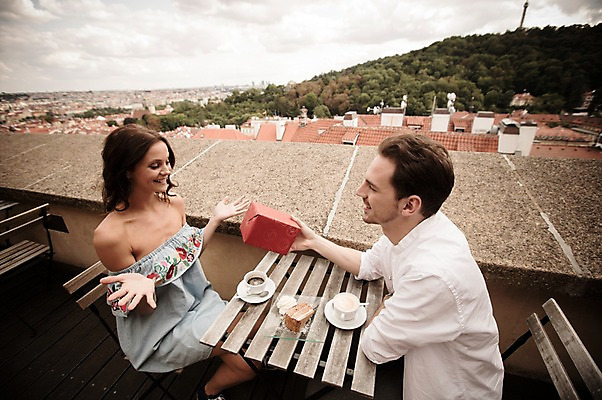 포토 JPG 주간 서양인 커플 여자 남자 행복 의자 탁자 선물 사랑 미소 사람 앉기 풍경 상반신 20대 성인 야외 두명 옆모습 카페 기쁨 도시 조각케이크 커피잔 주기 프라하 성인만 국내포토 자연요소 외국인 감정 커피 뷰포인트 가구 관계 모션 잔 표정 청년 케이크 상점 체코 파일형식