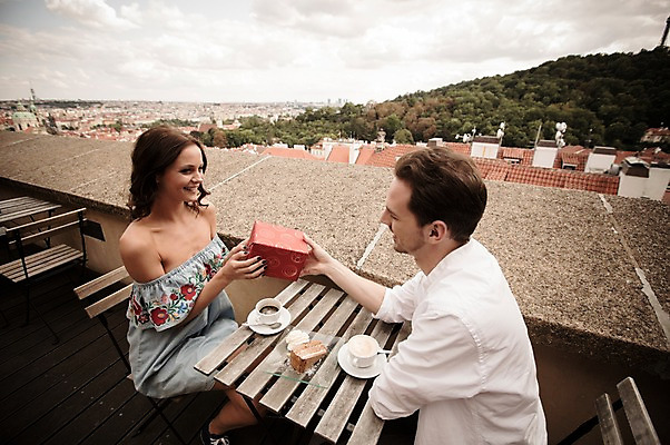 포토 JPG 주간 서양인 커플 응시 여자 남자 의자 탁자 선물 사랑 미소 사람 앉기 풍경 상반신 20대 성인 야외 두명 옆모습 마주보기 카페 도시 조각케이크 커피잔 주기 프라하 성인만 국내포토 자연요소 외국인 시선 감정 커피 뷰포인트 가구 관계 모션 잔 표정 청년 케이크 상점 체코 파일형식