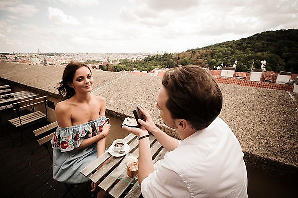포토 JPG 주간 서양인 커플 응시 여자 남자 커피 프로포즈 의자 탁자 선물 사랑 미소 사람 앉기 풍경 상반신 20대 성인 야외 두명 앞모습 옆모습 카페 반지 도시 조각케이크 커피잔 주기 프라하 성인만 국내포토 자연요소 외국인 시선 감정 음료 뷰포인트 가구 장신구 관계 모션 잔 표정 청년 케이크 상점 체코 파일형식