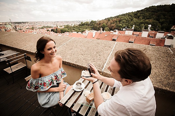 포토 JPG 주간 서양인 커플 여자 남자 프로포즈 의자 탁자 선물 사랑 미소 사람 앉기 풍경 상반신 20대 성인 야외 두명 앞모습 옆모습 카페 반지 도시 조각케이크 커피잔 주기 프라하 성인만 국내포토 자연요소 외국인 감정 커피 뷰포인트 가구 장신구 관계 모션 잔 표정 청년 케이크 상점 체코 파일형식