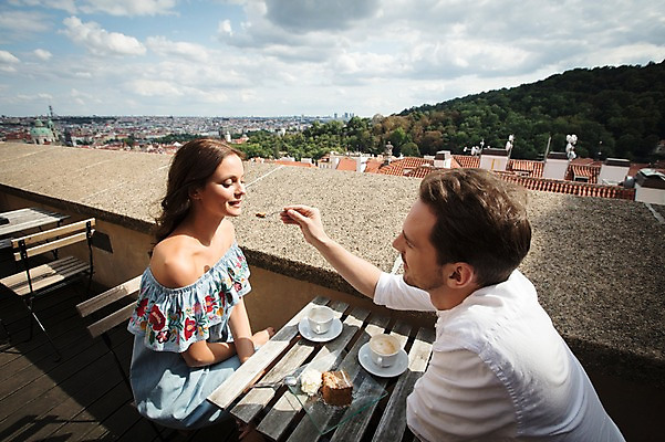 포토 JPG 주간 서양인 커플 여자 남자 커피 의자 탁자 사랑 사람 앉기 풍경 상반신 20대 성인 야외 두명 옆모습 다정 카페 도시 조각케이크 커피잔 프라하 성인만 국내포토 자연요소 외국인 감정 음료 뷰포인트 가구 컨셉 관계 모션 잔 청년 케이크 상점 체코 파일형식