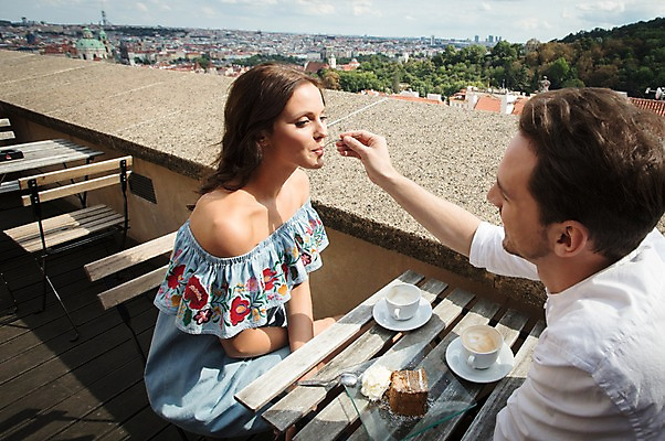 포토 JPG 주간 서양인 커플 여자 남자 커피 의자 탁자 사랑 사람 앉기 풍경 상반신 20대 성인 야외 두명 옆모습 다정 카페 도시 조각케이크 커피잔 먹여주기 프라하 성인만 국내포토 자연요소 외국인 감정 음료 뷰포인트 가구 컨셉 관계 모션 잔 청년 케이크 상점 먹기 체코 파일형식