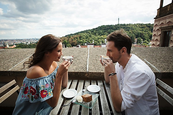 포토 JPG 주간 서양인 커플 여자 남자 행복 커피 의자 탁자 사랑 미소 사람 앉기 풍경 상반신 20대 성인 야외 두명 옆모습 카페 마시기 도시 조각케이크 찻잔 프라하 성인만 국내포토 자연요소 외국인 감정 음료 뷰포인트 가구 관계 모션 잔 표정 청년 케이크 상점 체코 파일형식