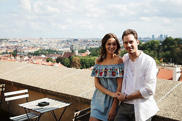 포토 JPG 주간 서양인 커플 여자 남자 의자 난간 탁자 지붕 사랑 미소 사람 앉기 풍경 상반신 20대 성인 야외 두명 앞모습 담장 손잡기 다정 카페 도시 프라하 성인만 국내포토 자연요소 외국인 감정 뷰포인트 가구 컨셉 관계 모션 표정 청년 상점 체코 파일형식