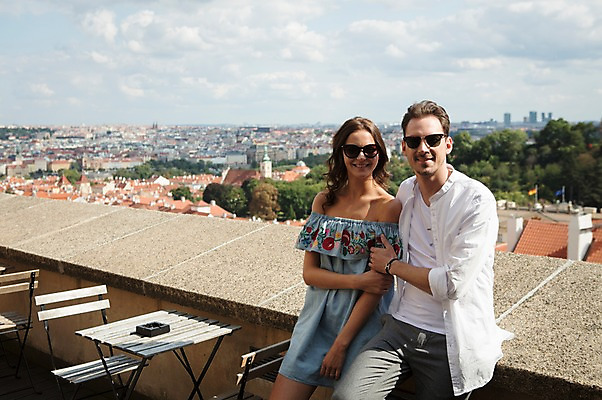 포토 JPG 주간 서양인 커플 여자 남자 의자 난간 탁자 사랑 미소 사람 앉기 풍경 상반신 20대 성인 야외 두명 앞모습 담장 선글라스 다정 카페 잡기 도시 프라하 성인만 국내포토 자연요소 외국인 감정 안경 뷰포인트 가구 컨셉 관계 모션 표정 청년 상점 체코 파일형식