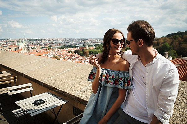 포토 JPG 주간 서양인 구름 커플 응시 여자 남자 의자 난간 탁자 하늘 사랑 미소 사람 앉기 풍경 상반신 20대 성인 야외 두명 앞모습 담장 선글라스 마주보기 손잡기 다정 도시 프라하 카페테리아 성인만 어깨에손 국내포토 자연요소 외국인 시선 감정 안경 뷰포인트 가구 컨셉 관계 모션 표정 청년 체코 파일형식