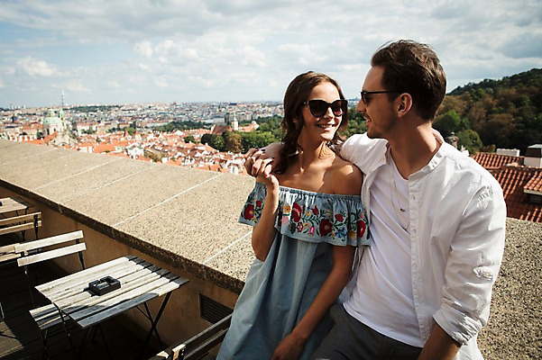 포토 JPG 주간 서양인 구름 커플 여자 남자 의자 난간 탁자 하늘 사랑 미소 사람 앉기 풍경 상반신 20대 성인 야외 두명 앞모습 담장 선글라스 마주보기 손잡기 기댐 다정 카페 도시 프라하 성인만 어깨에손 국내포토 자연요소 외국인 감정 안경 뷰포인트 가구 컨셉 관계 모션 표정 청년 상점 체코 파일형식