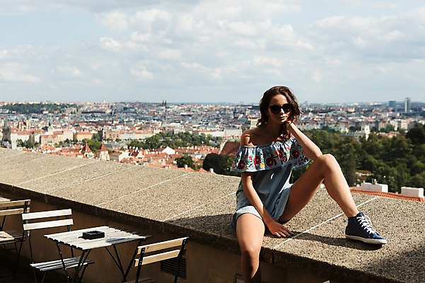 포토 JPG 전신 서양인 구름 응시 여자 의자 난간 탁자 하늘 한명 사람 앉기 풍경 20대 성인 앞모습 담장 선글라스 카페 도시 프라하 성인여자한명만 국내포토 자연요소 외국인 1 시선 안경 뷰포인트 가구 모션 청년 상점 체코 여자한명만 성인여자만 파일형식