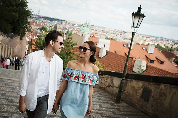 포토 JPG 주간 서양인 커플 응시 여자 남자 가로등 지붕 사랑 미소 사람 풍경 상반신 20대 성인 야외 두명 앞모습 선글라스 마주보기 걷기 손잡기 도시 언덕 프라하 성인만 국내포토 자연요소 외국인 시선 공공시설 감정 안경 뷰포인트 관계 모션 표정 청년 체코 파일형식