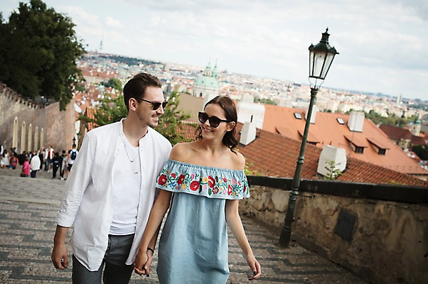 포토 JPG 주간 서양인 커플 응시 여자 남자 가로등 사랑 미소 사람 풍경 상반신 20대 성인 야외 두명 앞모습 선글라스 걷기 손잡기 도시 언덕 즐거움 프라하 성인만 국내포토 자연요소 외국인 시선 공공시설 감정 안경 뷰포인트 관계 모션 표정 청년 체코 파일형식