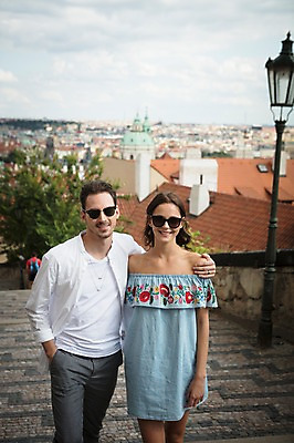 포토 JPG 주간 서양인 커플 여자 남자 가로등 하늘 거리 사랑 서기 미소 사람 풍경 상반신 20대 성인 야외 두명 앞모습 선글라스 도시 프라하 성인만 어깨에손 국내포토 자연요소 외국인 공공시설 감정 안경 뷰포인트 관계 모션 표정 청년 체코 파일형식