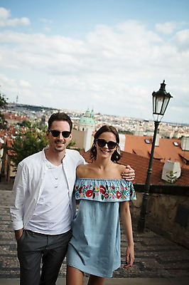 포토 JPG 주간 서양인 구름 커플 여자 남자 가로등 하늘 지붕 사랑 미소 사람 풍경 상반신 20대 성인 야외 두명 앞모습 선글라스 걷기 도시 프라하 성인만 어깨에손 국내포토 자연요소 외국인 공공시설 감정 안경 뷰포인트 관계 모션 표정 청년 체코 파일형식