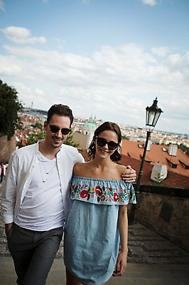 포토 JPG 주간 서양인 구름 커플 여자 남자 가로등 하늘 지붕 사랑 미소 사람 풍경 상반신 20대 성인 야외 두명 앞모습 선글라스 걷기 도시 프라하 성인만 어깨에손 국내포토 자연요소 외국인 공공시설 감정 안경 뷰포인트 관계 모션 표정 청년 체코 파일형식