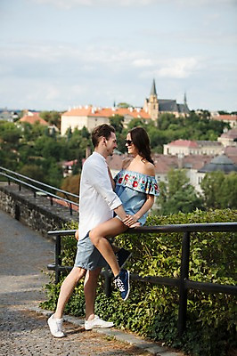 포토 JPG 주간 전신 서양인 커플 응시 여자 남자 데이트 난간 안기 거리 사랑 서기 미소 사람 앉기 풍경 20대 성인 야외 두명 옆모습 선글라스 마주보기 다정 잡기 도시 프라하 공원길 성인만 국내포토 자연요소 외국인 시선 감정 안경 길 뷰포인트 컨셉 관계 모션 표정 청년 체코 파일형식