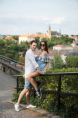포토 JPG 주간 전신 서양인 커플 여자 남자 데이트 난간 안기 거리 사랑 서기 미소 사람 앉기 풍경 20대 성인 야외 두명 옆모습 선글라스 다정 도시 프라하 공원길 성인만 국내포토 자연요소 외국인 감정 안경 길 뷰포인트 컨셉 관계 모션 표정 청년 체코 파일형식