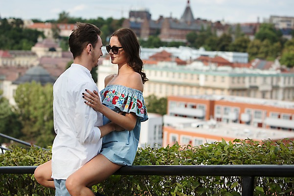 포토 JPG 주간 서양인 커플 응시 여자 남자 난간 안기 사랑 미소 사람 앉기 풍경 상반신 20대 성인 야외 두명 옆모습 선글라스 마주보기 다정 도시 프라하 걸터앉기 성인만 국내포토 자연요소 외국인 시선 감정 안경 뷰포인트 컨셉 관계 모션 표정 청년 체코 파일형식