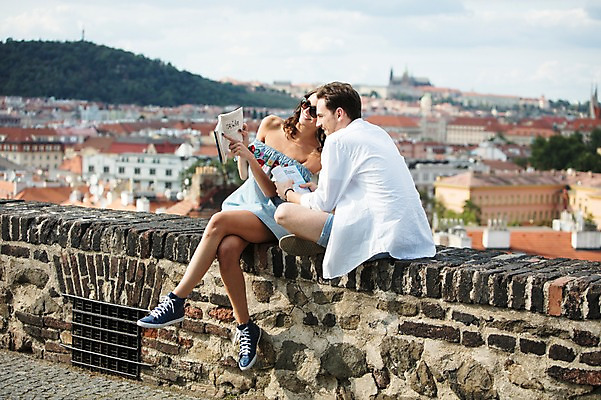 포토 JPG 주간 전신 서양인 커플 여자 남자 난간 하늘 휴식 사랑 미소 들기 사람 앉기 풍경 20대 성인 야외 두명 앞모습 옆모습 책 담장 선글라스 독서 다리꼬기 가리킴 도시 프라하 성인만 국내포토 자연요소 외국인 감정 안경 뷰포인트 컨셉 관계 모션 표정 손짓 청년 체코 파일형식