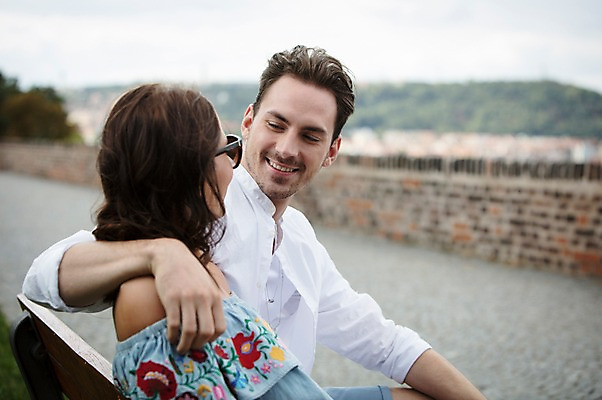 포토 JPG 주간 서양인 커플 응시 여자 남자 사랑 미소 사람 앉기 풍경 근접촬영 상반신 20대 성인 야외 두명 옆모습 담장 선글라스 마주보기 다정 프라하 성인만 어깨에손 국내포토 자연요소 외국인 시선 감정 안경 뷰포인트 컨셉 관계 모션 표정 청년 체코 파일형식