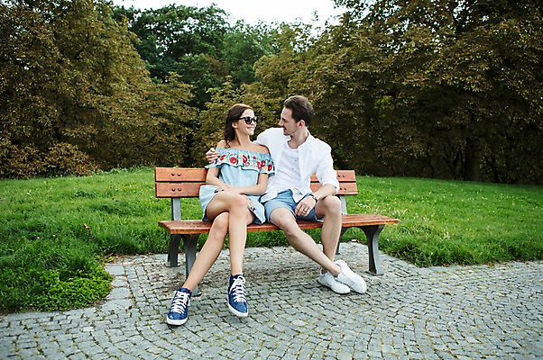 포토 JPG 주간 전신 서양인 나무 커플 공원 여자 남자 벤치 데이트 사랑 미소 사람 앉기 잔디 20대 성인 야외 두명 앞모습 선글라스 마주보기 다정 다리꼬기 프라하 성인만 어깨에손 국내포토 자연요소 외국인 식물 공공시설 감정 안경 뷰포인트 컨셉 의자 관계 모션 표정 청년 체코 파일형식