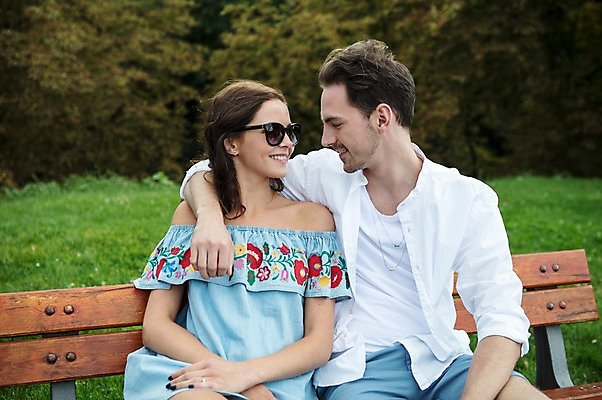 포토 JPG 주간 서양인 나무 커플 응시 공원 여자 남자 벤치 데이트 어깨동무 사랑 미소 사람 앉기 잔디 상반신 20대 성인 야외 두명 앞모습 선글라스 마주보기 다정 프라하 성인만 어깨에손 국내포토 자연요소 외국인 식물 시선 공공시설 감정 안경 뷰포인트 포즈 컨셉 의자 관계 모션 표정 청년 체코 파일형식