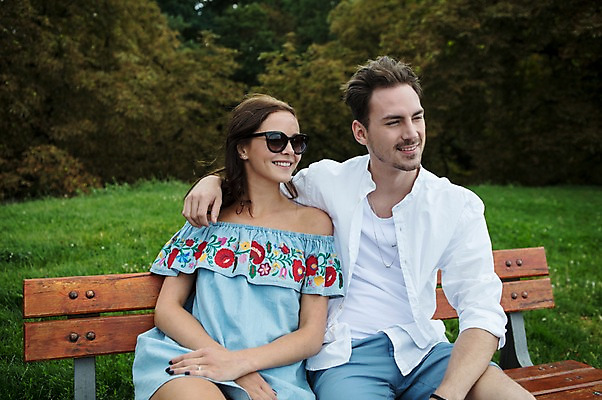 포토 JPG 주간 서양인 나무 커플 응시 공원 여자 남자 벤치 데이트 어깨동무 사랑 미소 사람 앉기 잔디 상반신 20대 성인 야외 두명 앞모습 선글라스 기댐 프라하 성인만 어깨에손 국내포토 자연요소 외국인 식물 시선 공공시설 감정 안경 뷰포인트 포즈 의자 관계 모션 표정 청년 체코 파일형식