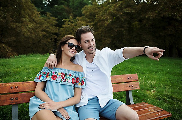 포토 JPG 주간 서양인 나무 커플 응시 공원 여자 남자 벤치 데이트 사랑 미소 사람 앉기 잔디 상반신 20대 성인 야외 두명 앞모습 선글라스 기댐 가리킴 프라하 성인만 어깨에손 국내포토 자연요소 외국인 식물 시선 공공시설 감정 안경 뷰포인트 의자 관계 모션 표정 손짓 청년 체코 파일형식