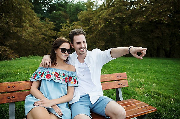 포토 JPG 주간 서양인 나무 커플 응시 공원 여자 남자 벤치 데이트 사랑 미소 사람 앉기 잔디 상반신 20대 성인 야외 두명 앞모습 선글라스 가리킴 프라하 성인만 어깨에손 국내포토 자연요소 외국인 식물 시선 공공시설 감정 안경 뷰포인트 의자 관계 모션 표정 손짓 청년 체코 파일형식