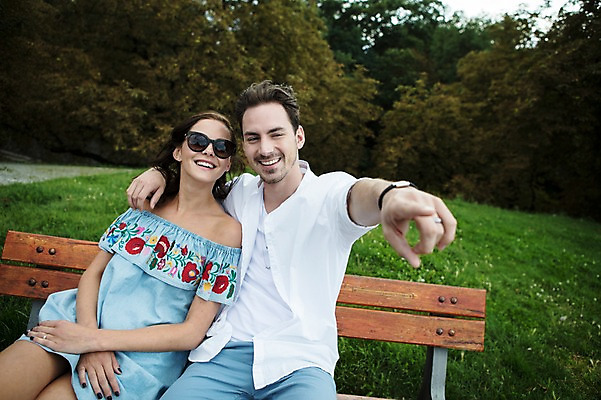 포토 JPG 주간 서양인 나무 커플 공원 여자 남자 벤치 데이트 사랑 미소 사람 앉기 잔디 상반신 20대 성인 야외 두명 앞모습 선글라스 가리킴 프라하 성인만 어깨에손 국내포토 자연요소 외국인 식물 공공시설 감정 안경 뷰포인트 의자 관계 모션 표정 손짓 청년 체코 파일형식