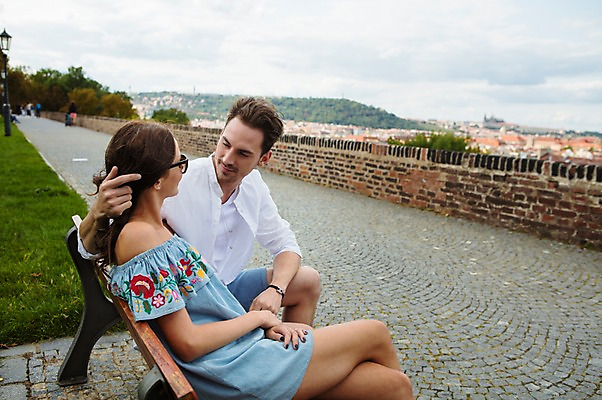 포토 JPG 주간 서양인 커플 응시 공원 여자 남자 벤치 데이트 하늘 사랑 사람 앉기 잔디 상반신 20대 성인 야외 두명 앞모습 옆모습 담장 머리 마주보기 다정 만지기 도시 프라하 공원길 성인만 국내포토 자연요소 외국인 식물 시선 공공시설 감정 길 뷰포인트 컨셉 의자 관계 모션 청년 신체부위 체코 파일형식