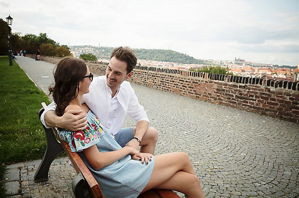 포토 JPG 주간 서양인 커플 공원 여자 남자 가로등 벤치 데이트 하늘 사랑 미소 사람 앉기 풍경 잔디 상반신 20대 성인 야외 두명 앞모습 옆모습 마주보기 다정 도시 프라하 공원길 성인만 어깨에손 국내포토 자연요소 외국인 식물 공공시설 감정 길 뷰포인트 컨셉 의자 관계 모션 표정 청년 체코 파일형식