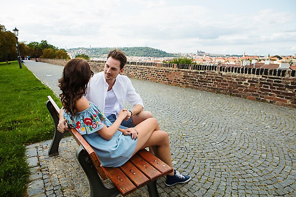 포토 JPG 주간 전신 서양인 커플 응시 공원 여자 남자 가로등 벤치 데이트 하늘 사랑 사람 앉기 풍경 20대 성인 야외 두명 옆모습 마주보기 손잡기 다정 다리꼬기 도시 프라하 공원길 성인만 국내포토 자연요소 외국인 시선 공공시설 감정 길 뷰포인트 컨셉 의자 관계 모션 청년 체코 파일형식