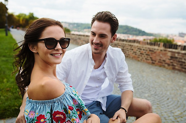 포토 JPG 주간 서양인 커플 응시 여자 남자 얼굴 하늘 사랑 미소 사람 앉기 풍경 근접촬영 상반신 20대 성인 야외 두명 앞모습 옆모습 담장 선글라스 손잡기 다정 프라하 성인만 국내포토 자연요소 외국인 시선 감정 안경 뷰포인트 컨셉 관계 모션 표정 청년 신체부위 체코 파일형식