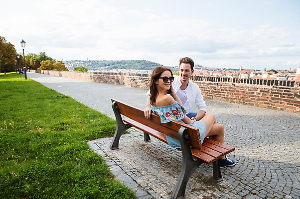 포토 JPG 주간 전신 서양인 커플 응시 공원 여자 남자 가로등 벤치 데이트 사랑 미소 사람 풍경 잔디 상반신 20대 성인 야외 두명 앞모습 옆모습 담장 선글라스 다리꼬기 도시 프라하 성인만 국내포토 자연요소 외국인 식물 시선 공공시설 감정 안경 뷰포인트 의자 관계 모션 표정 청년 체코 파일형식