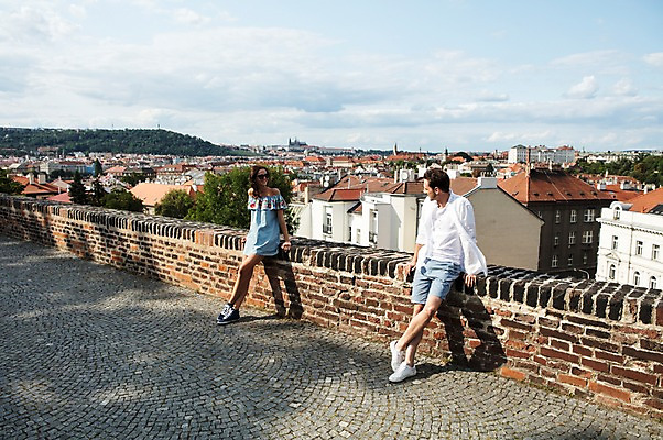 포토 JPG 주간 전신 서양인 구름 커플 여자 남자 난간 하늘 휴식 사랑 사람 앉기 풍경 20대 성인 야외 두명 옆모습 담장 선글라스 마주보기 기댐 도시 프라하 성인만 국내포토 자연요소 외국인 감정 안경 뷰포인트 컨셉 관계 모션 청년 체코 파일형식