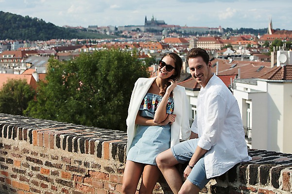 포토 JPG 주간 서양인 나무 커플 여자 남자 난간 사랑 미소 사람 앉기 풍경 상반신 20대 성인 야외 두명 앞모습 옆모습 담장 선글라스 다정 도시 프라하 성인만 국내포토 자연요소 외국인 식물 감정 안경 뷰포인트 컨셉 관계 모션 표정 청년 체코 파일형식