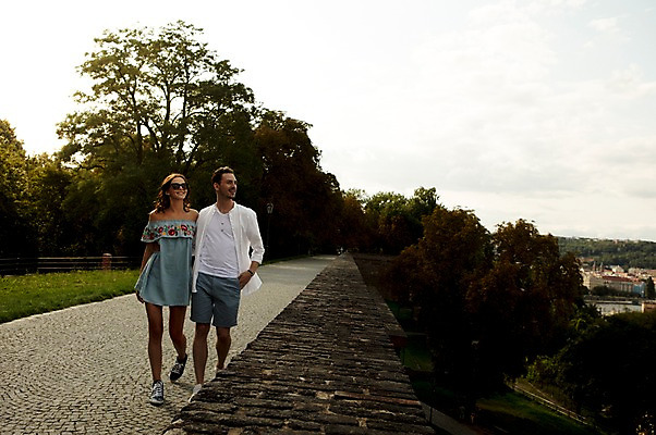 포토 JPG 주간 전신 서양인 구름 커플 응시 공원 여자 남자 허리손 데이트 하늘 사랑 미소 사람 20대 성인 야외 두명 앞모습 선글라스 걷기 다정 산책 도시 프라하 공원길 성인만 국내포토 자연요소 외국인 시선 공공시설 감정 안경 길 뷰포인트 포즈 컨셉 관계 모션 휴식 표정 청년 체코 파일형식