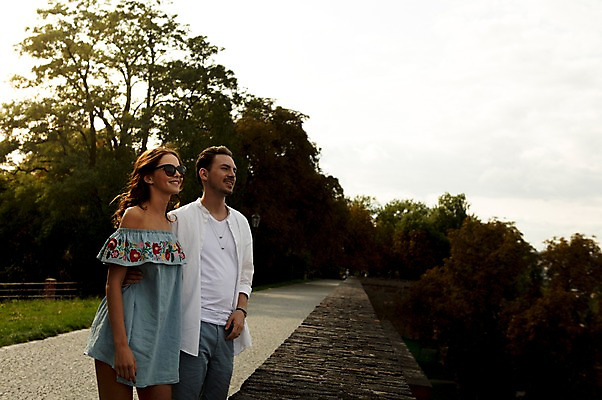 포토 JPG 주간 서양인 나무 구름 커플 응시 공원 여자 남자 허리손 데이트 하늘 사랑 서기 미소 사람 상반신 20대 성인 야외 두명 옆모습 선글라스 다정 프라하 공원길 성인만 국내포토 자연요소 외국인 식물 시선 공공시설 감정 안경 길 뷰포인트 포즈 컨셉 관계 모션 표정 청년 체코 파일형식