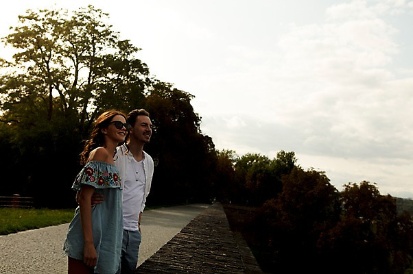 포토 JPG 주간 서양인 나무 구름 커플 응시 공원 여자 남자 허리손 데이트 하늘 사랑 서기 미소 사람 상반신 20대 성인 야외 두명 옆모습 선글라스 다정 프라하 공원길 성인만 국내포토 자연요소 외국인 식물 시선 공공시설 감정 안경 길 뷰포인트 포즈 컨셉 관계 모션 표정 청년 체코 파일형식