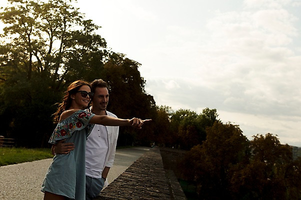 포토 JPG 주간 서양인 나무 구름 커플 응시 공원 여자 남자 허리손 데이트 하늘 사랑 서기 미소 사람 상반신 20대 성인 야외 두명 옆모습 선글라스 다정 가리킴 프라하 공원길 성인만 국내포토 자연요소 외국인 식물 시선 공공시설 감정 안경 길 뷰포인트 포즈 컨셉 관계 모션 표정 손짓 청년 체코 파일형식