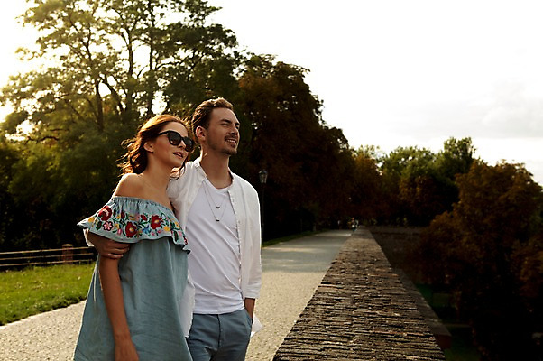 포토 JPG 주간 서양인 나무 커플 응시 공원 여자 남자 데이트 안기 하늘 사랑 서기 미소 사람 상반신 20대 성인 야외 두명 옆모습 선글라스 다정 주머니손 프라하 공원길 성인만 국내포토 자연요소 외국인 식물 시선 공공시설 감정 안경 길 뷰포인트 컨셉 관계 모션 표정 청년 체코 파일형식