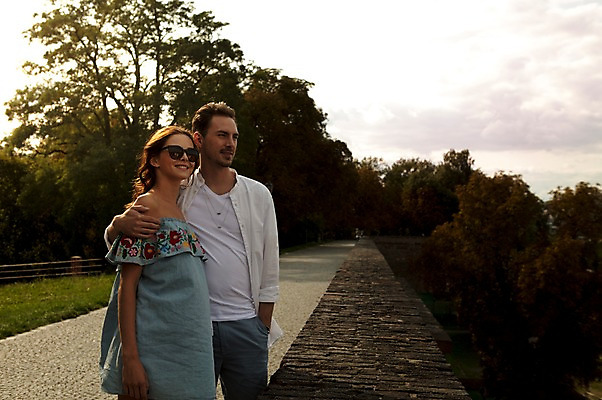 포토 JPG 주간 서양인 나무 구름 커플 응시 공원 여자 남자 데이트 하늘 사랑 미소 사람 상반신 20대 성인 야외 두명 옆모습 선글라스 다정 주머니손 프라하 공원길 성인만 어깨에손 국내포토 자연요소 외국인 식물 시선 공공시설 감정 안경 길 뷰포인트 컨셉 관계 모션 표정 청년 체코 파일형식